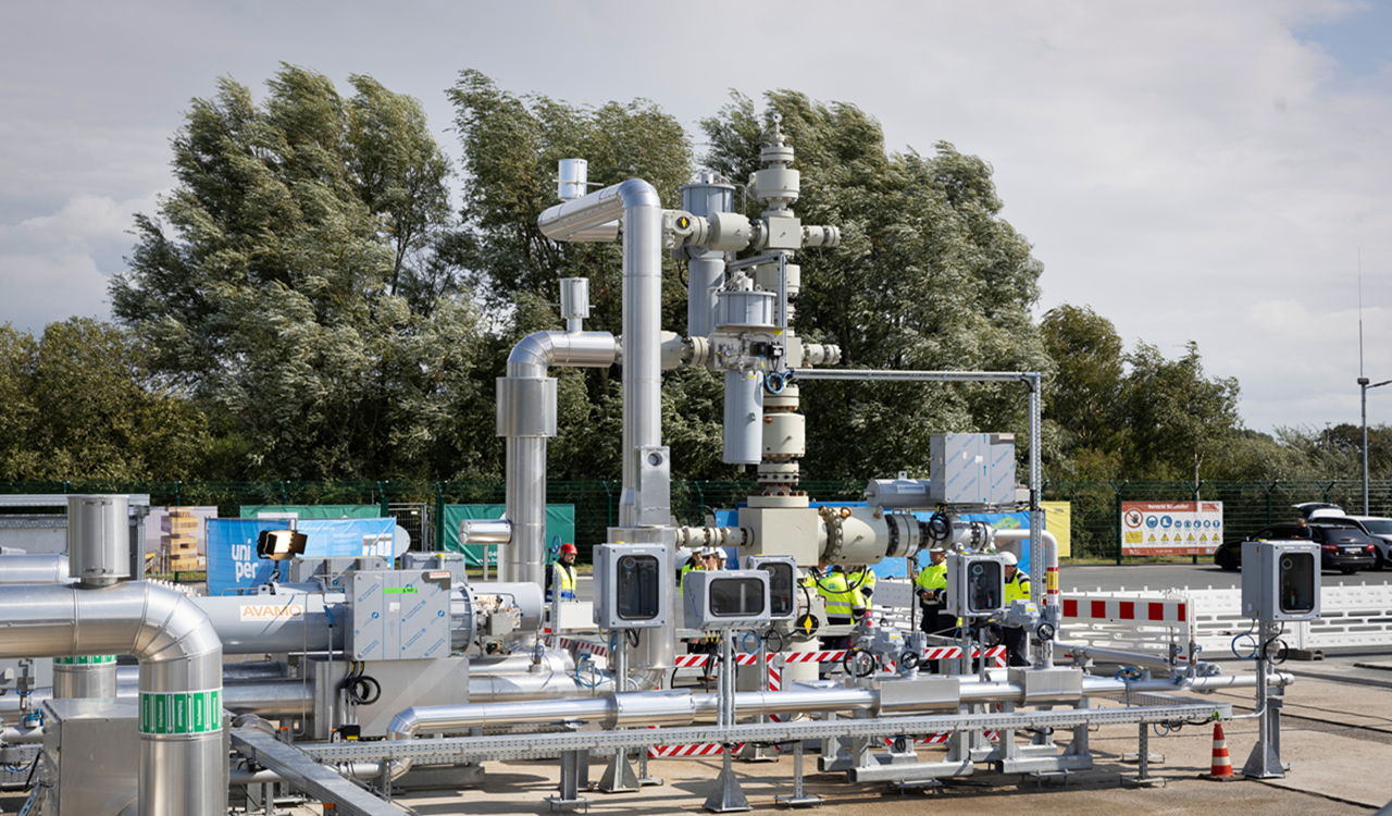 oberirdische Wasserstoffspeicheranlage, im Hintergrund Mitarbeiter