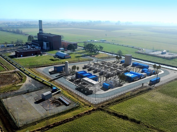 Industriefläche mit Fokus auf Elektrolyseur 