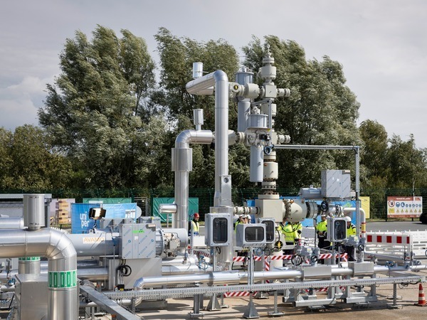 oberirdische Wasserstoffspeicheranlage, im Hintergrund Mitarbeiter